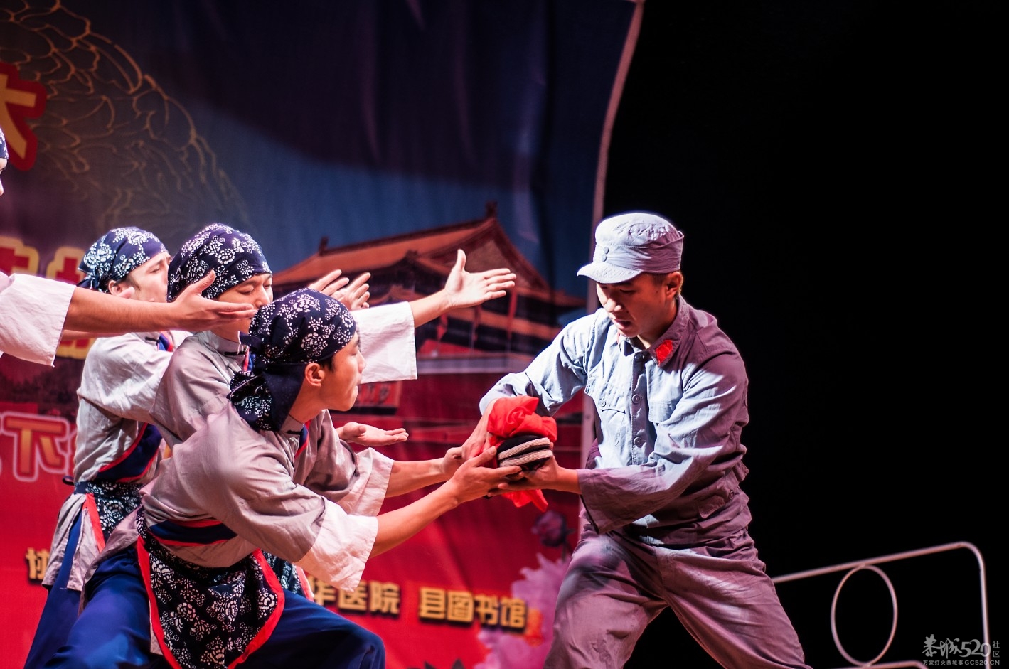 宣传十八大构建和谐恭城文艺下乡巡回演出第一场在莲花镇举办804 / 作者:轩智 / 帖子ID:58320