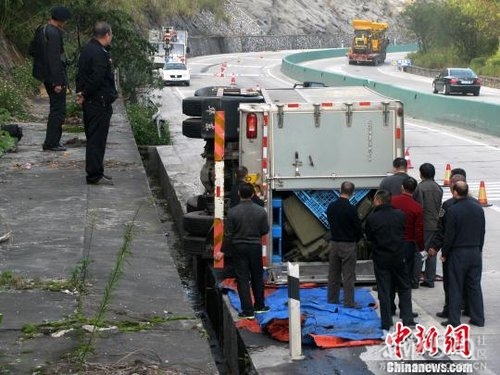 广西载6亿现钞运钞车侧翻 警方花4个半小时转移779 / 作者:半指温柔沙 / 帖子ID:58859