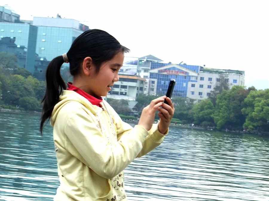 用手机拍照的小女孩（练习人像抓拍）832 / 作者:山野图夫 / 帖子ID:64707
