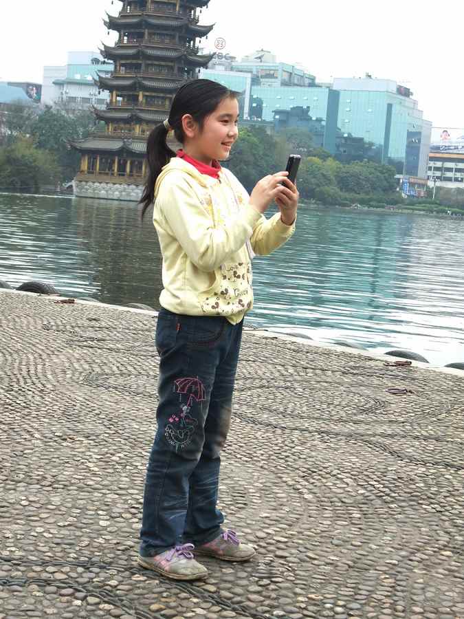 用手机拍照的小女孩（练习人像抓拍）600 / 作者:山野图夫 / 帖子ID:64707