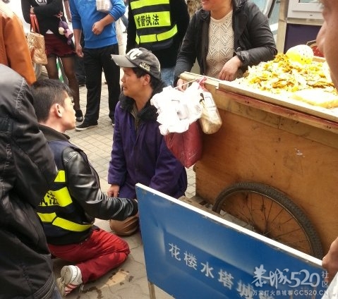 武汉摊贩因车辆被扣下跪求情 城管与其“对跪”465 / 作者:小雨点 / 帖子ID:66989