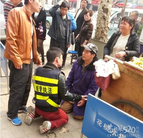 武汉摊贩因车辆被扣下跪求情 城管与其“对跪”219 / 作者:小雨点 / 帖子ID:66989