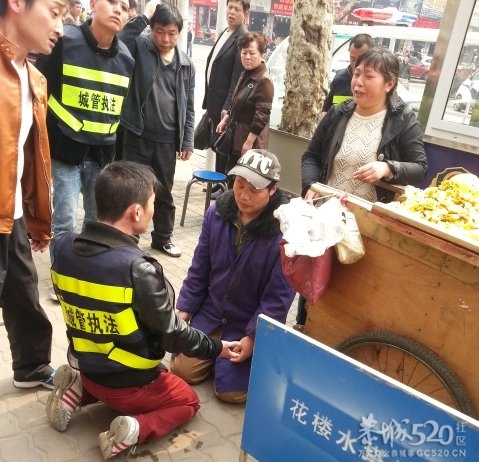 武汉摊贩因车辆被扣下跪求情 城管与其“对跪”243 / 作者:小雨点 / 帖子ID:66989