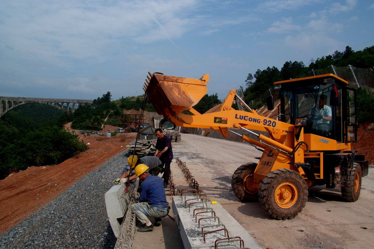向奋战在贵广高铁恭城段上的劳动者们学习致敬！644 / 作者:一朵云 / 帖子ID:67462