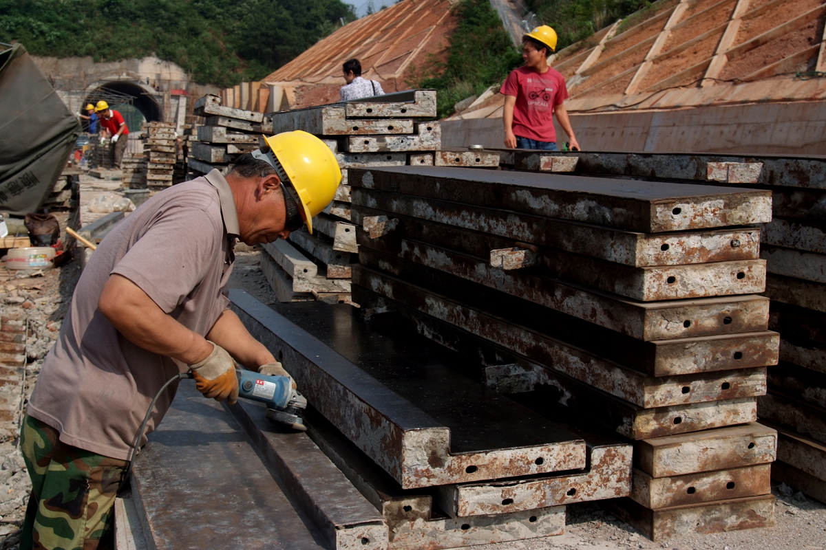 向奋战在贵广高铁恭城段上的劳动者们学习致敬！766 / 作者:一朵云 / 帖子ID:67462
