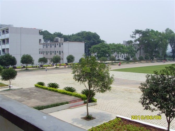 哪位同志来贴些现在莲花中学校园校貌的图片啊？高中时代在那里度过，很多年没去那里了176 / 作者:sky520snow / 帖子ID:7431