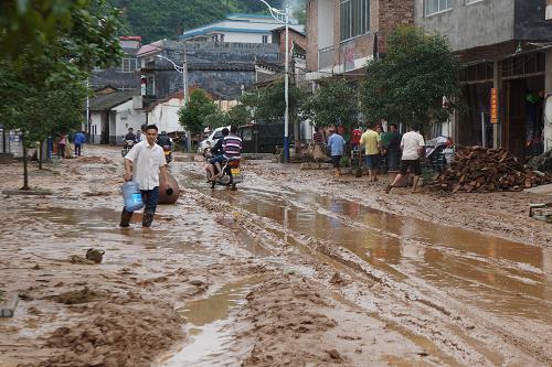 恭城遭暴雨袭击 多个乡镇突发山洪323 / 作者:家在瑶乡 / 帖子ID:68049