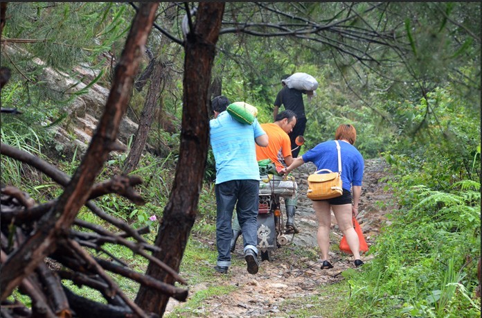 恭城520社区带领众人慰问灾后山区856 / 作者:星想事成 / 帖子ID:68121