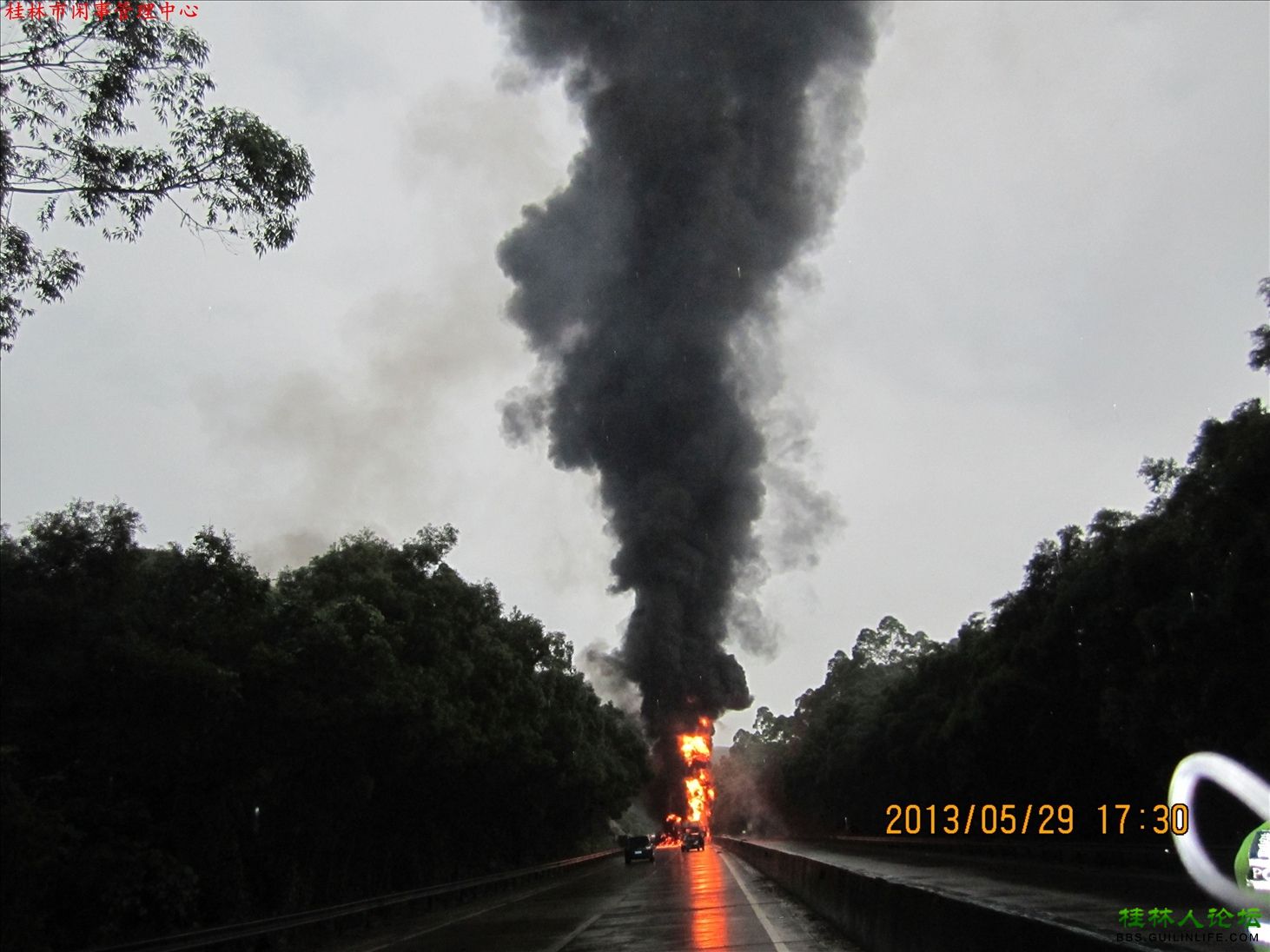 桂柳高速永福段大货车追尾槽罐车引发大火两人死亡(图)587 / 作者:晨锘 / 帖子ID:68409