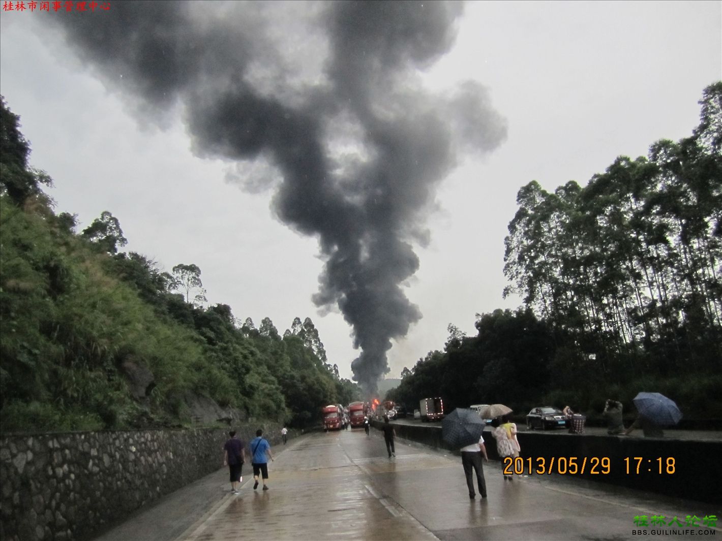 桂柳高速永福段大货车追尾槽罐车引发大火两人死亡(图)341 / 作者:晨锘 / 帖子ID:68409