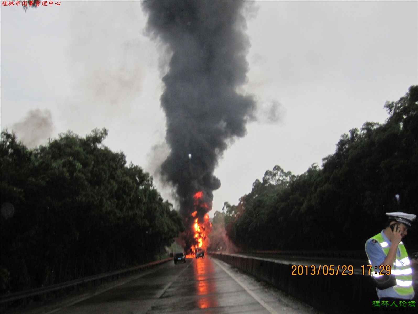 桂柳高速永福段大货车追尾槽罐车引发大火两人死亡(图)759 / 作者:晨锘 / 帖子ID:68409