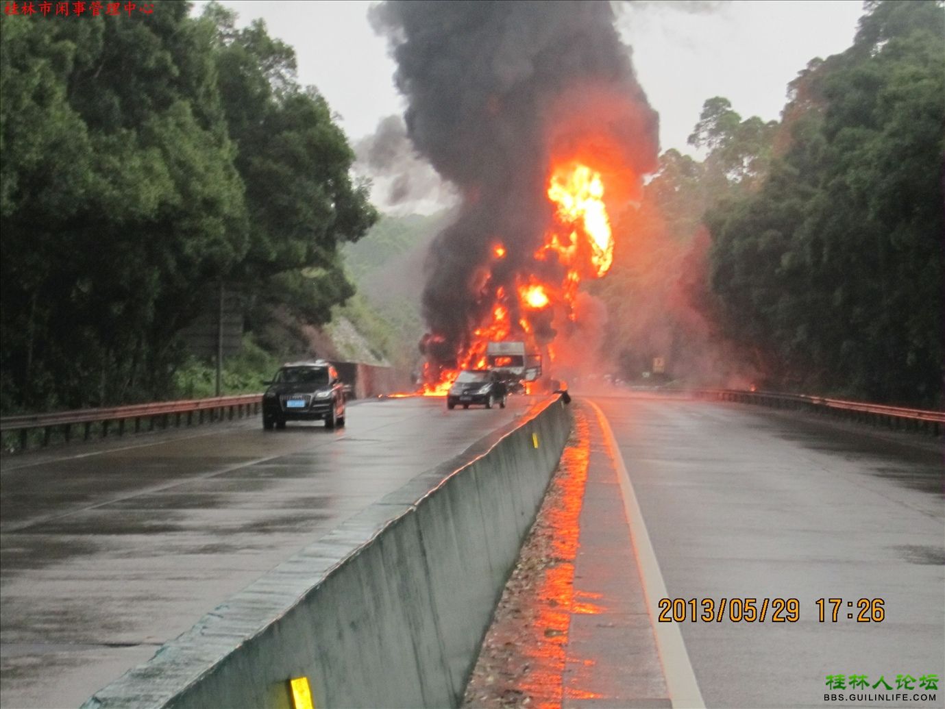 桂柳高速永福段大货车追尾槽罐车引发大火两人死亡(图)907 / 作者:晨锘 / 帖子ID:68409