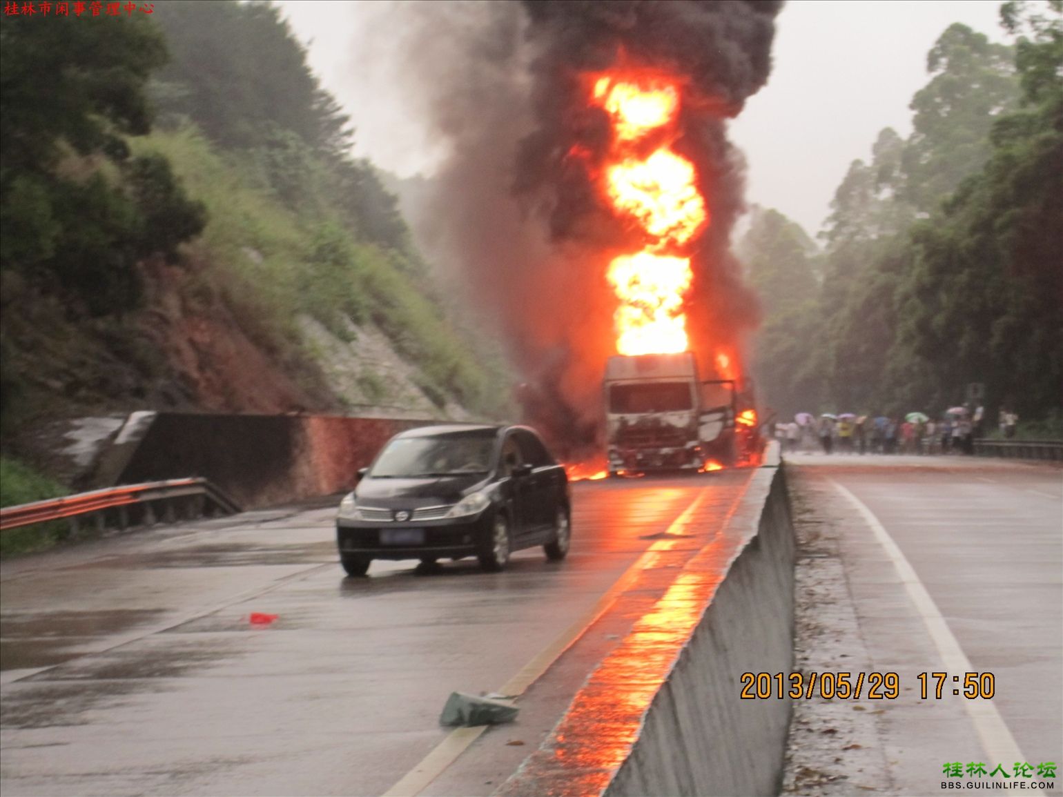 桂柳高速永福段大货车追尾槽罐车引发大火两人死亡(图)700 / 作者:晨锘 / 帖子ID:68409