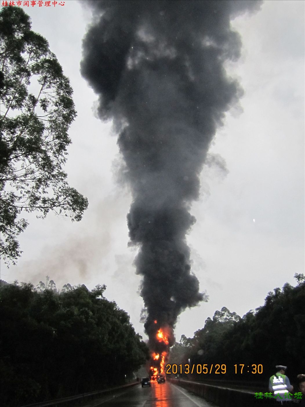 桂柳高速永福段大货车追尾槽罐车引发大火两人死亡(图)382 / 作者:晨锘 / 帖子ID:68409