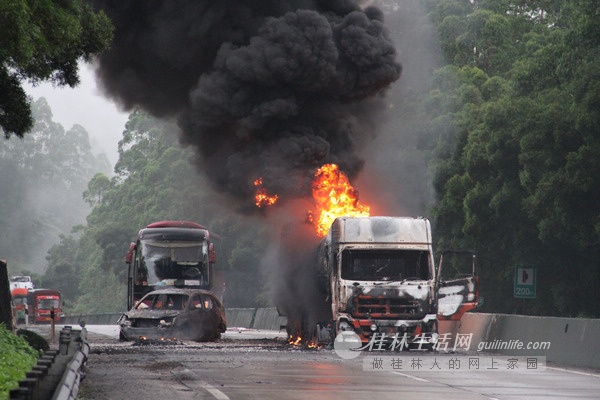 桂柳高速永福段大货车追尾槽罐车引发大火两人死亡(图)321 / 作者:晨锘 / 帖子ID:68409