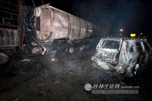 桂柳高速永福段大货车追尾槽罐车引发大火两人死亡(图)769 / 作者:晨锘 / 帖子ID:68409