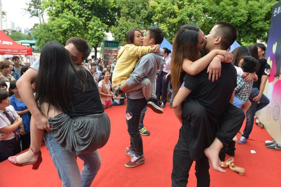 七夕接吻大赛街头上演   情侣秀各种高难度姿势373 / 作者:容容 / 帖子ID:94102