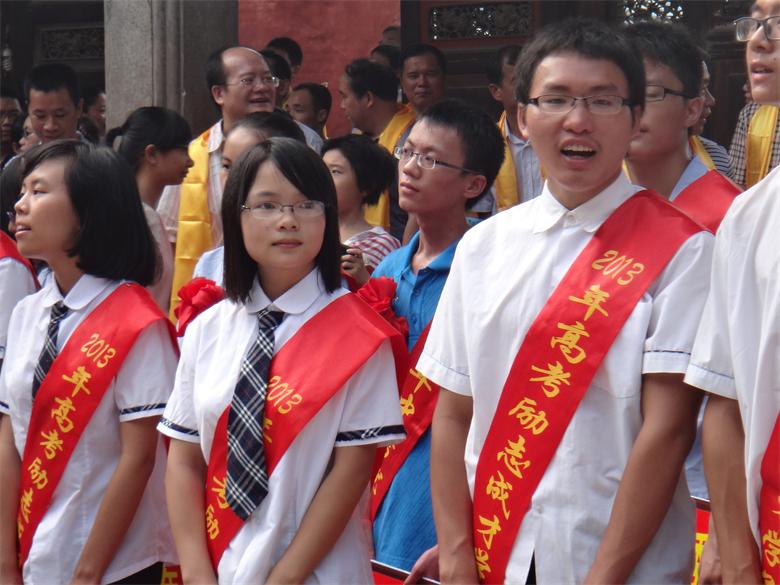 今天恭城中学的学子在孔庙举行祭孔仪式908 / 作者:风姐 / 帖子ID:94116