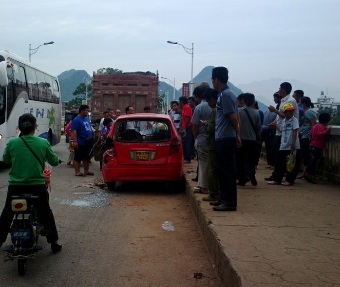 刚才在茶江大桥上的车祸（堵车了）102 / 作者:水墨茶江 / 帖子ID:96152