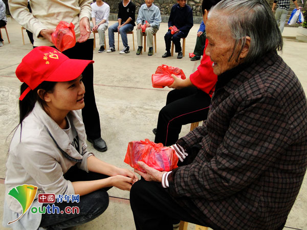 恭城志愿者：情送敬老院　爱暖夕阳红388 / 作者:茶城路人 / 帖子ID:97045