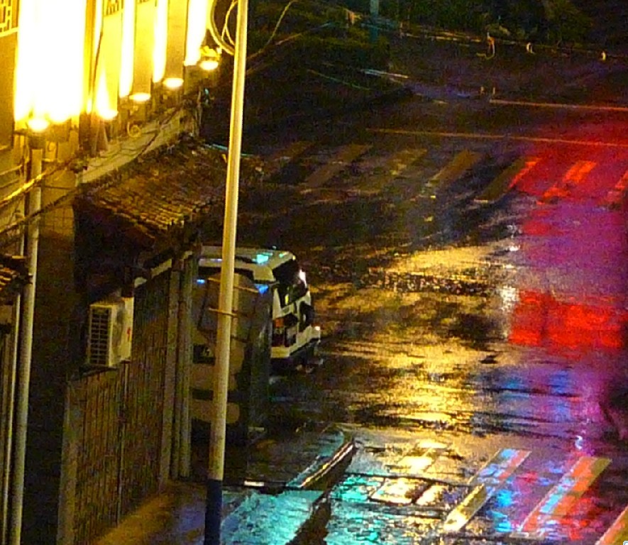 刚看到车祸-----警车575 / 作者:飞天鼠 / 帖子ID:97453