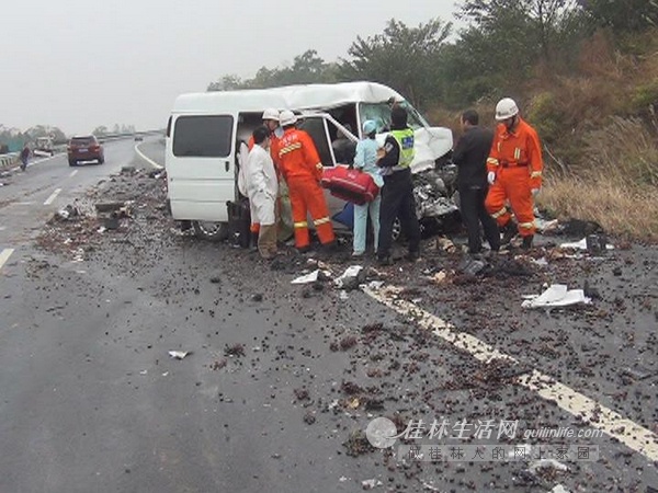 雨天路滑面包车追尾小货车 事故造成7人受伤(图)146 / 作者:龍虎袍哥 / 帖子ID:97479