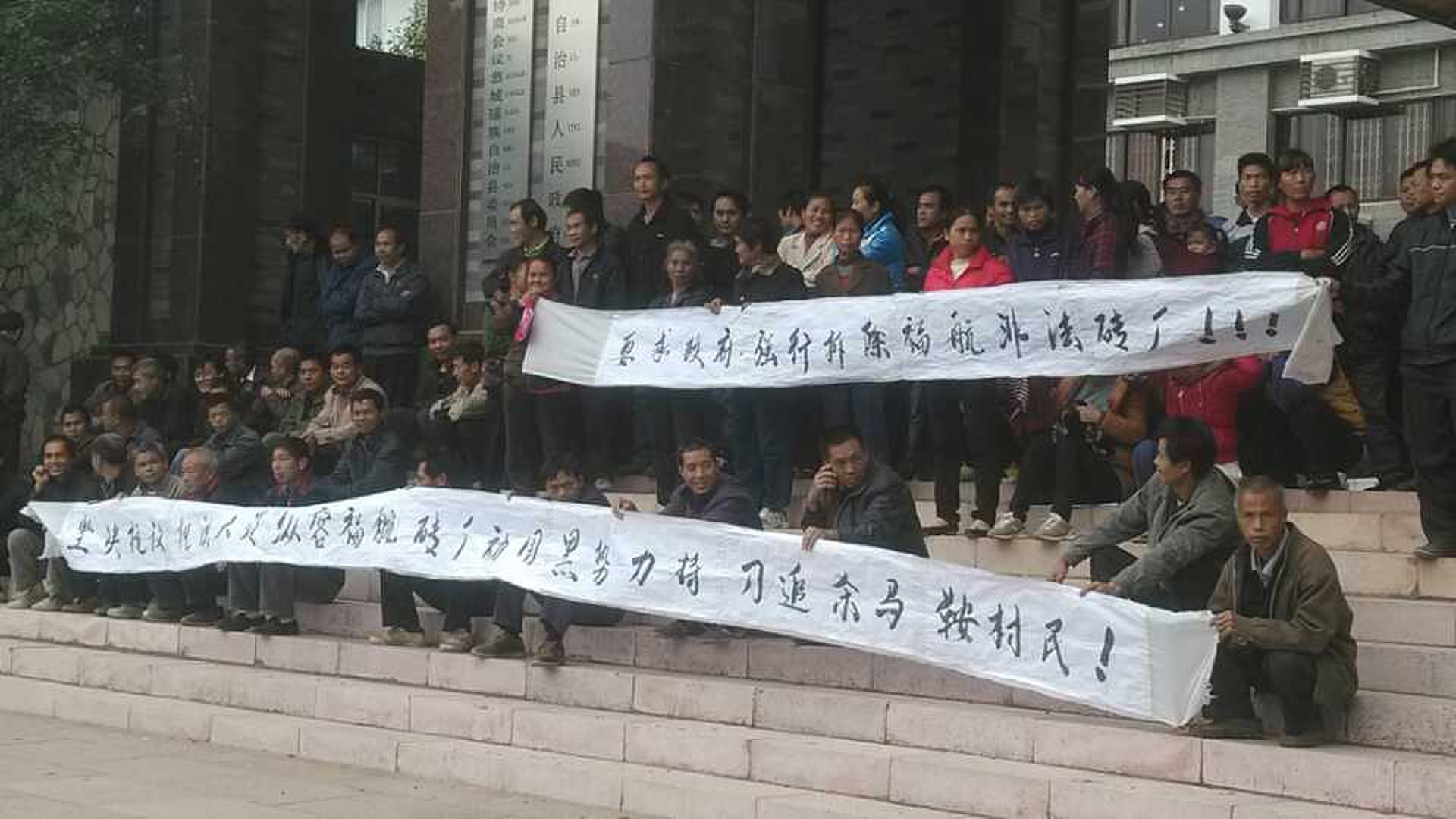 盲目到县政府门前拉横幅静坐的行为是不可取的158 / 作者:风油精 / 帖子ID:97517