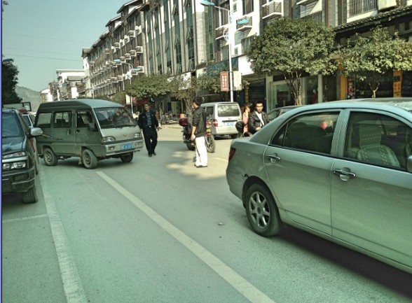 恭城在红录灯处发生小车碰触事故793 / 作者:水墨茶江 / 帖子ID:98879