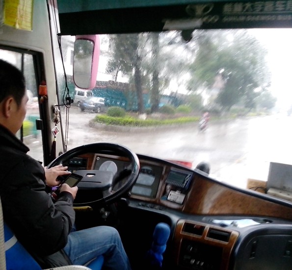 桂林直达恭城班车出现牛逼司机【视频实拍】乘客生命当儿戏  急速行车玩手机968 / 作者:键盘上的音符 / 帖子ID:99176