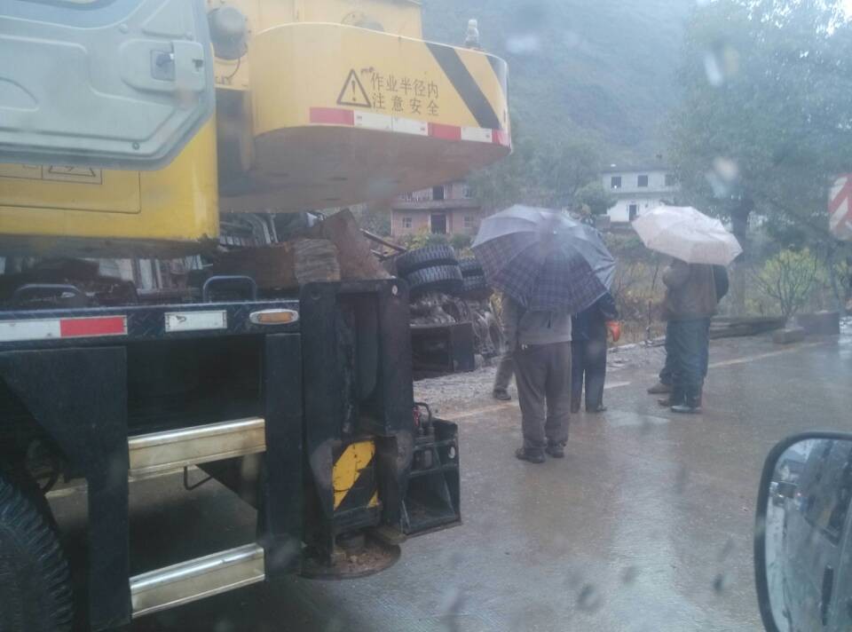 治平路段发生油罐车侧翻  险！542 / 作者:椪柑 / 帖子ID:99191