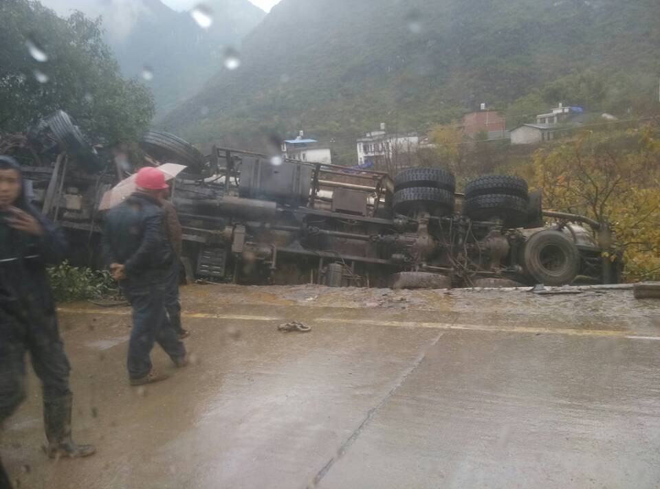 治平路段发生油罐车侧翻  险！263 / 作者:椪柑 / 帖子ID:99191