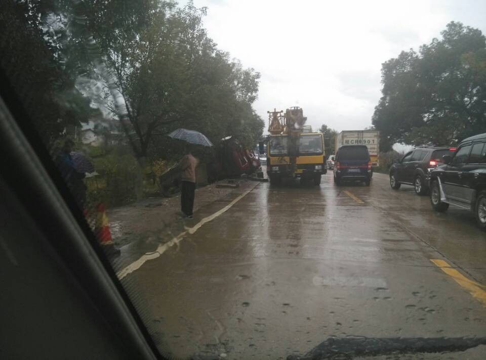 治平路段发生油罐车侧翻  险！934 / 作者:椪柑 / 帖子ID:99191