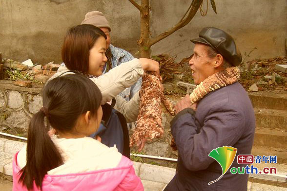 恭城县志愿者元旦看望老人送新年礼物885 / 作者:狗掰涛 / 帖子ID:99501