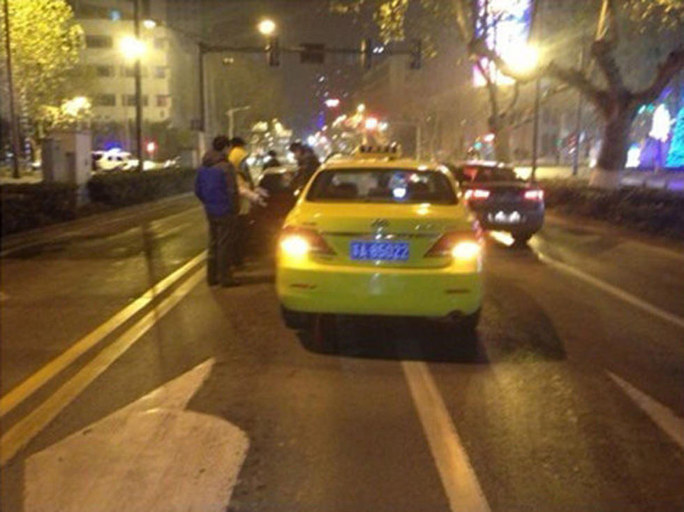 组图：南京的哥追尾法拉利 趴车门吓哭136 / 作者:小雨点 / 帖子ID:99735