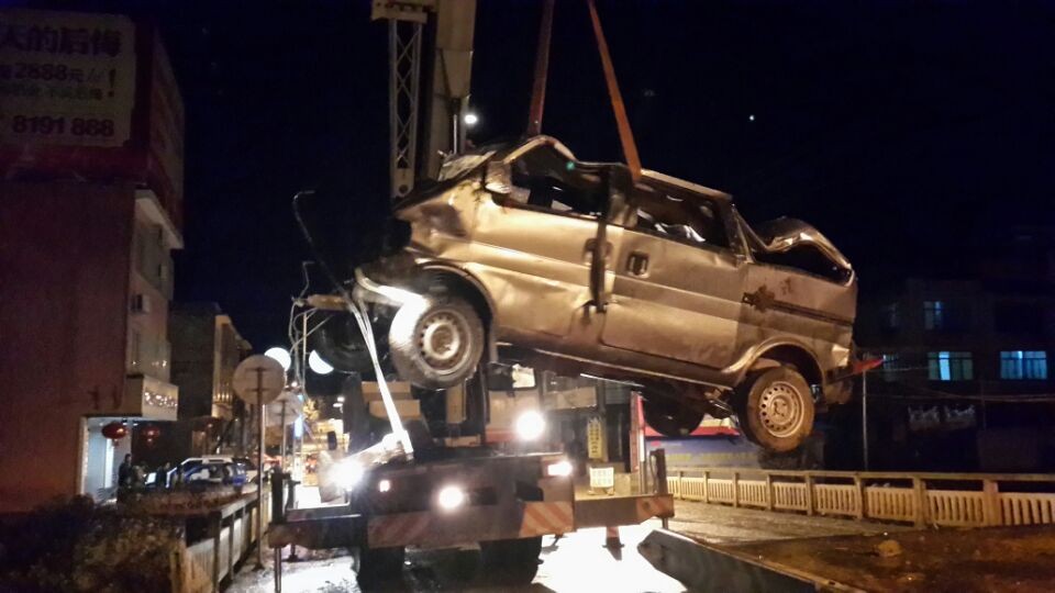 燕岩 车祸长安面包车飞跃茶江 现场目击！~374 / 作者:孤单远行 / 帖子ID:100319