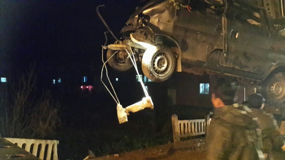 燕岩 车祸长安面包车飞跃茶江 现场目击！~1 / 作者:孤单远行 / 帖子ID:100319