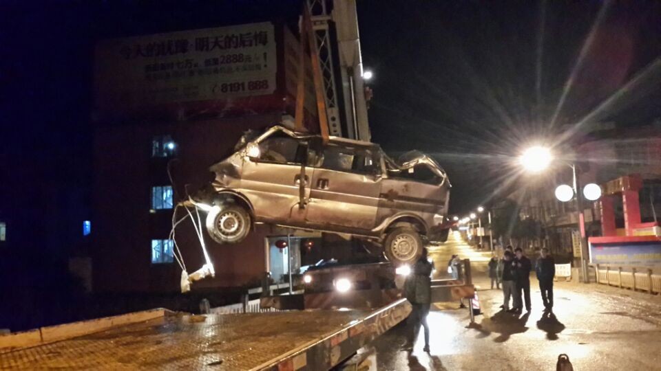 燕岩 车祸长安面包车飞跃茶江 现场目击！~143 / 作者:孤单远行 / 帖子ID:100319