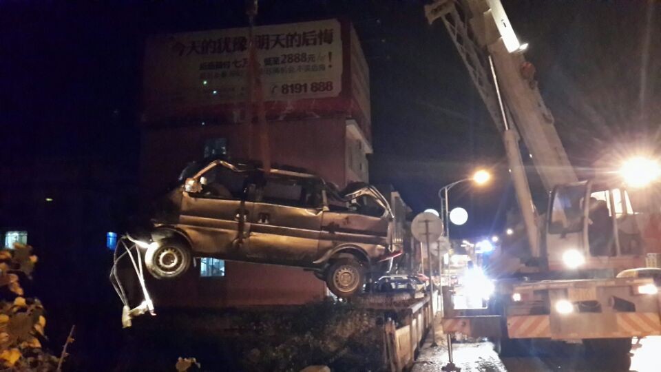 燕岩 车祸长安面包车飞跃茶江 现场目击！~473 / 作者:孤单远行 / 帖子ID:100319