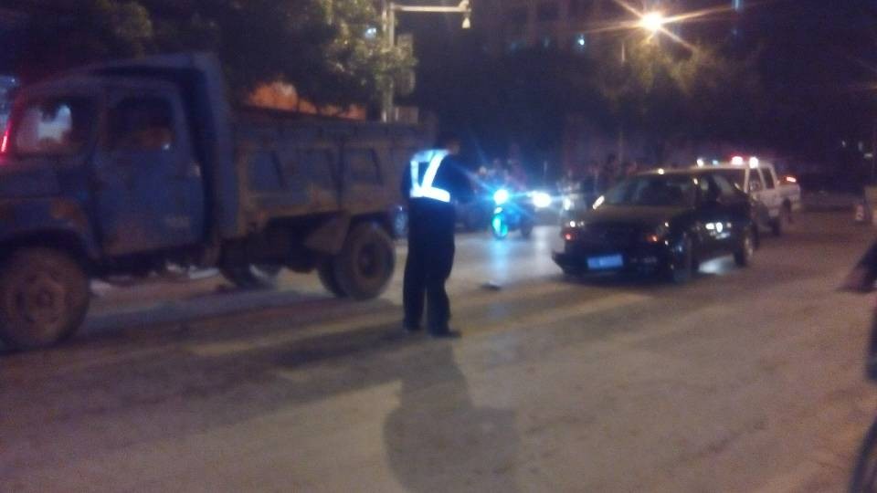 十字街头夜间发生一起小车撞上泥头车车祸566 / 作者:山楂糖 / 帖子ID:100935