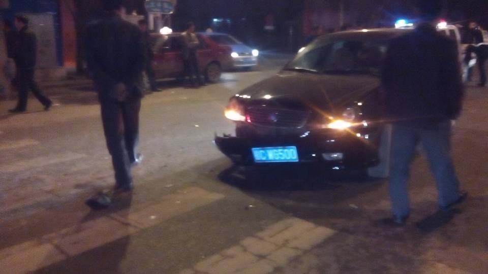 十字街头夜间发生一起小车撞上泥头车车祸775 / 作者:山楂糖 / 帖子ID:100935
