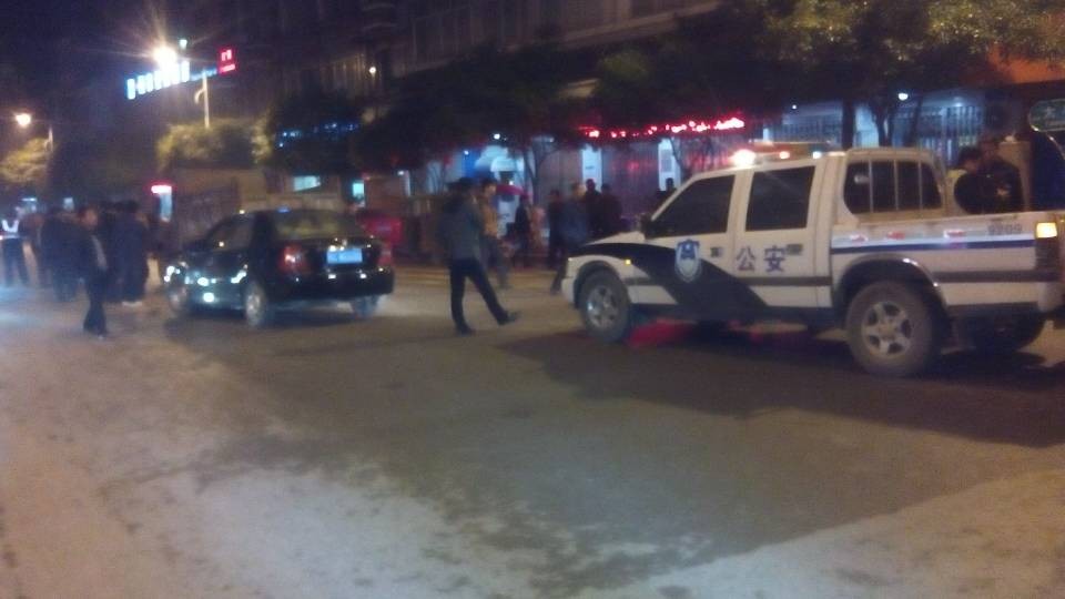 十字街头夜间发生一起小车撞上泥头车车祸44 / 作者:山楂糖 / 帖子ID:100935