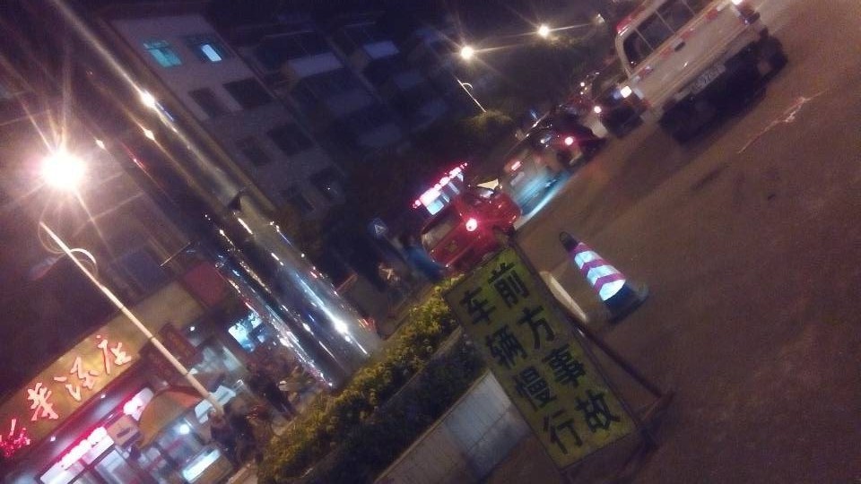 十字街头夜间发生一起小车撞上泥头车车祸859 / 作者:山楂糖 / 帖子ID:100935