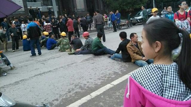 “好多农民工坐在地上” 县政府门口又有情况！574 / 作者:山楂糖 / 帖子ID:100993