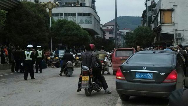 “好多农民工坐在地上” 县政府门口又有情况！713 / 作者:山楂糖 / 帖子ID:100993