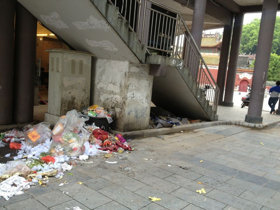 市容局的人进来看看：美丽恭城你喊我喊 垃圾乱堆谁人来管？202 / 作者:山楂糖 / 帖子ID:101079