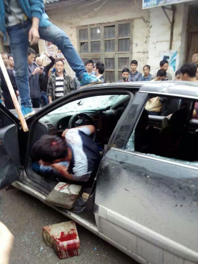 两个偷狗贼今早在三江街头落入群众“法网“502 / 作者:大卷哥 / 帖子ID:101214