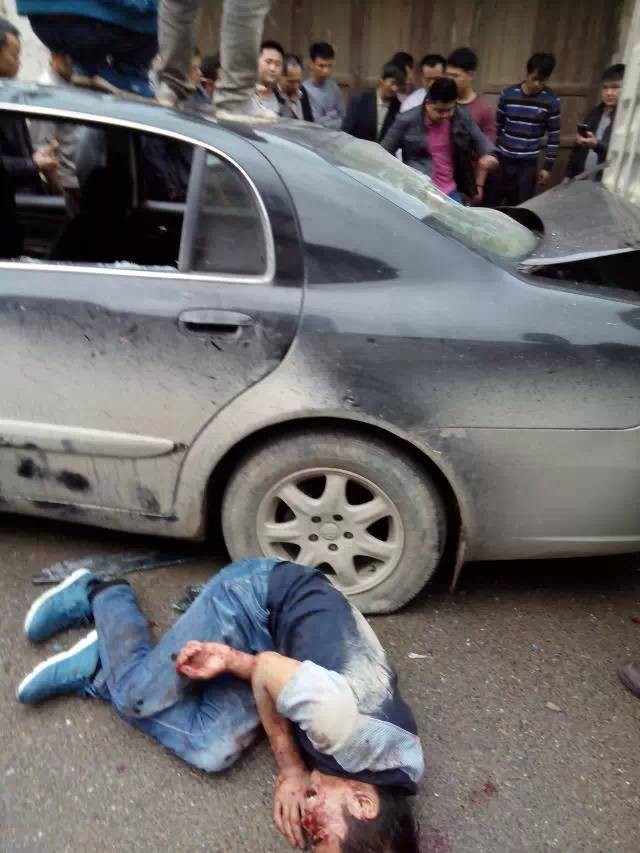 两个偷狗贼今早在三江街头落入群众“法网“956 / 作者:大卷哥 / 帖子ID:101214