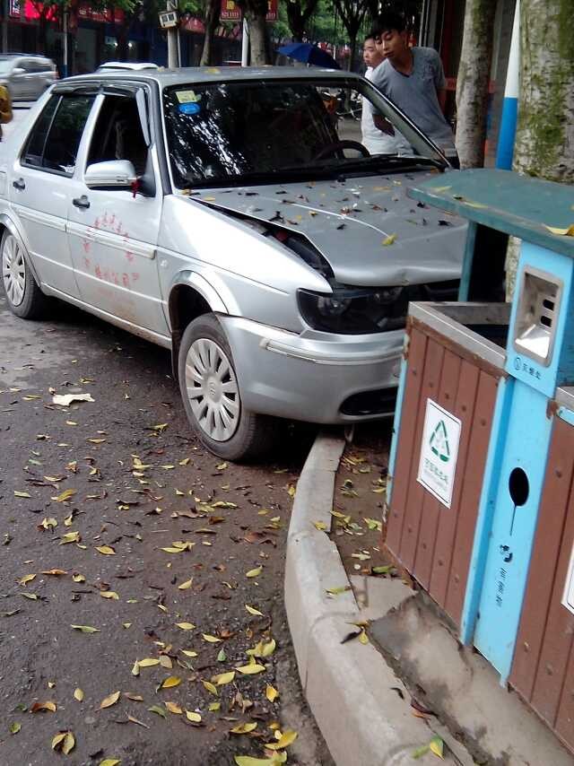 驾校教练开车撞上人行道——你还敢去学车吗？976 / 作者:狐媚 / 帖子ID:101234