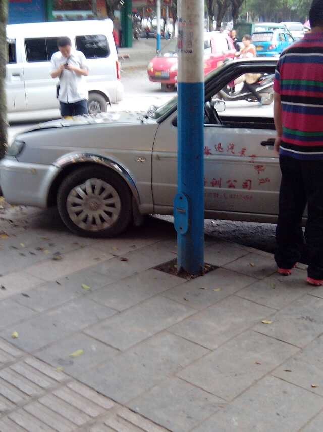 驾校教练开车撞上人行道——你还敢去学车吗？813 / 作者:狐媚 / 帖子ID:101234