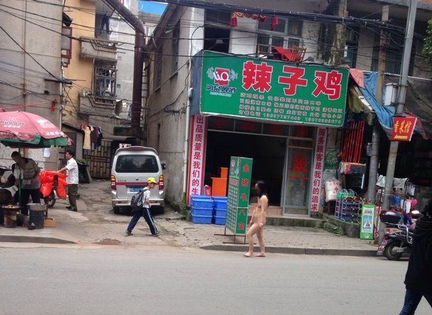 桂林街头惊现裸奔女730 / 作者:随意看天下 / 帖子ID:101304